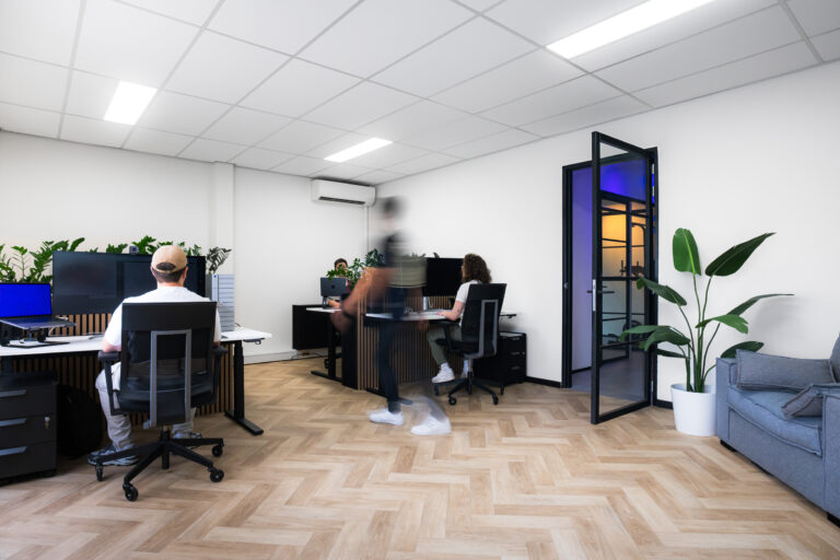 Het Kaige-team tijdens ontwikkeling, overleg of projectvoorbereiding op kantoor