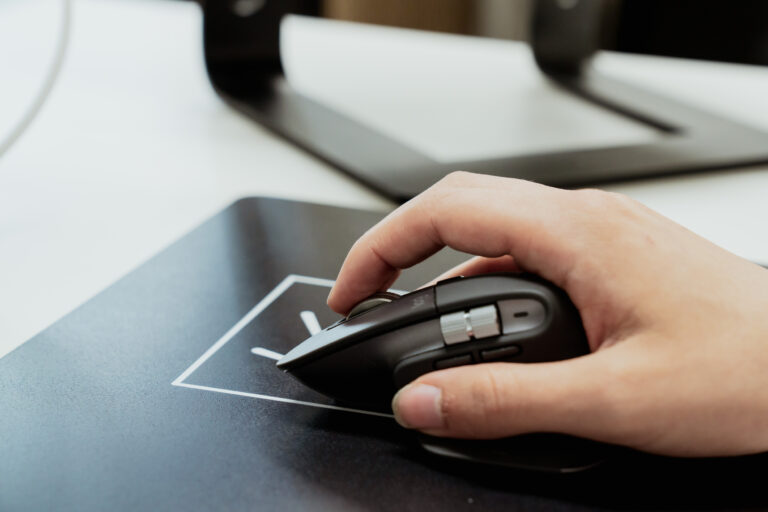 Werken met toetsenbord en muis op het kantoor van Kaige