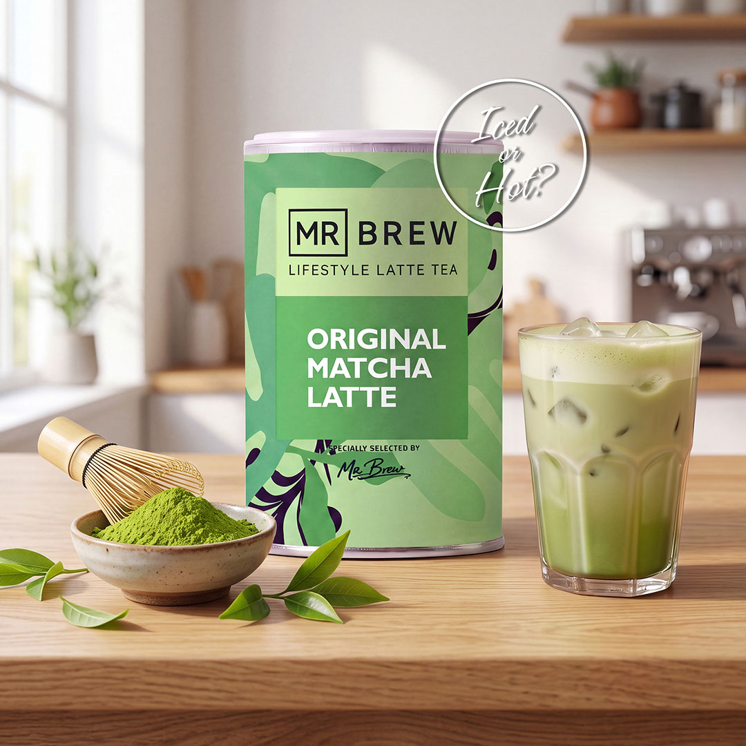 MR BREW Original Matcha Latte met matchapoeder en een glas latte in een AI-sfeerbeeld