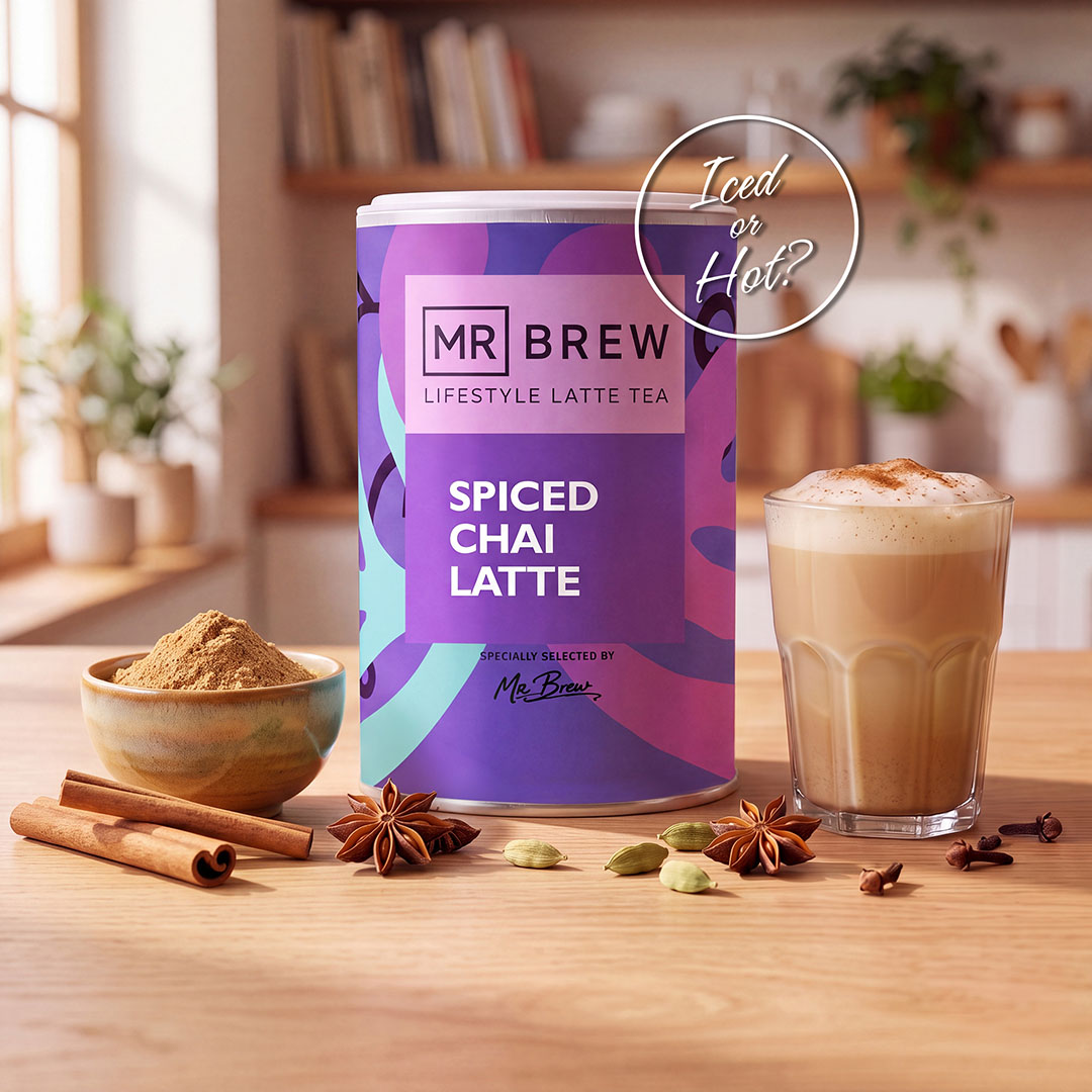 MR BREW Spiced Chai Latte met specerijen en een mok latte in een AI-sfeerbeeld