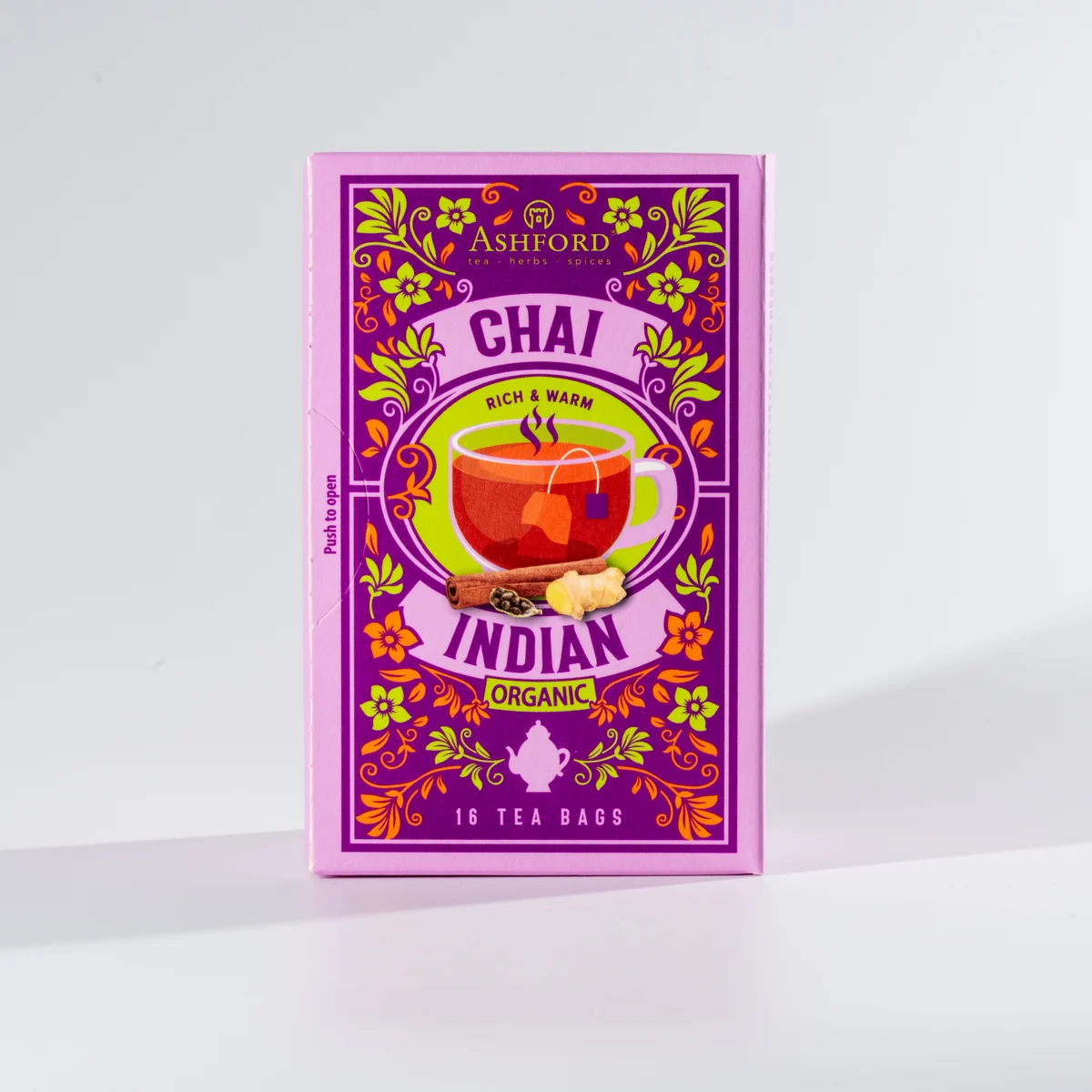 Studio-referentiefoto van Ashford Chai Indian-thee op een lichte ondergrond
